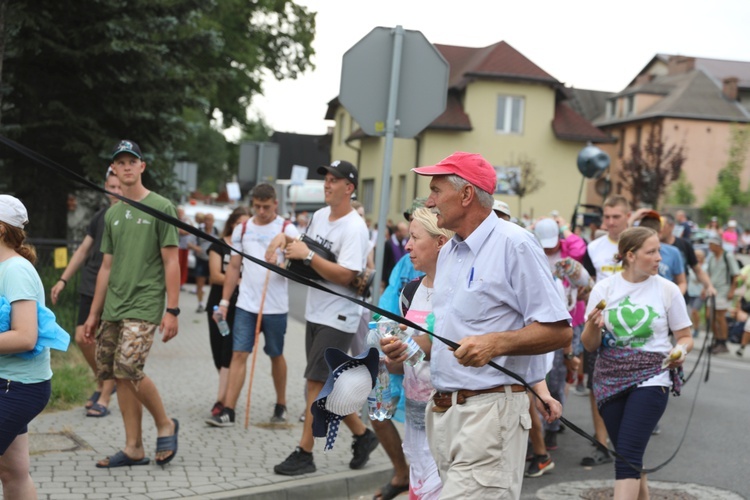 Pielgrzymi hałcnowscy na postoju w Sławkowie - 2018