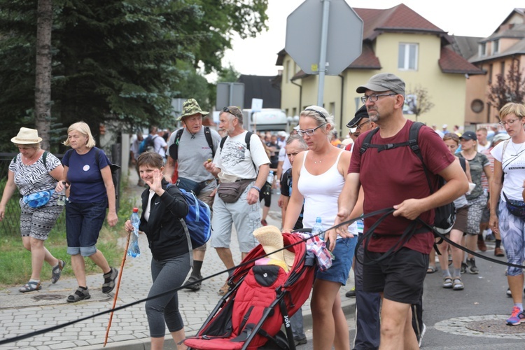 Pielgrzymi hałcnowscy na postoju w Sławkowie - 2018