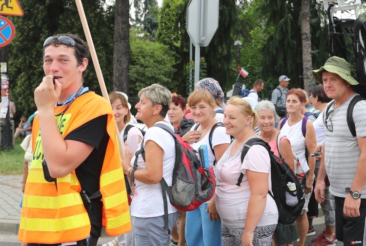 Pielgrzymi hałcnowscy na postoju w Sławkowie - 2018