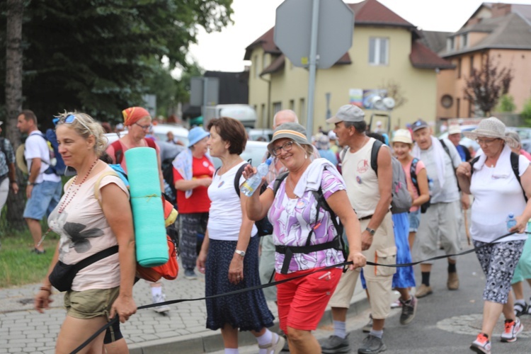 Pielgrzymi hałcnowscy na postoju w Sławkowie - 2018