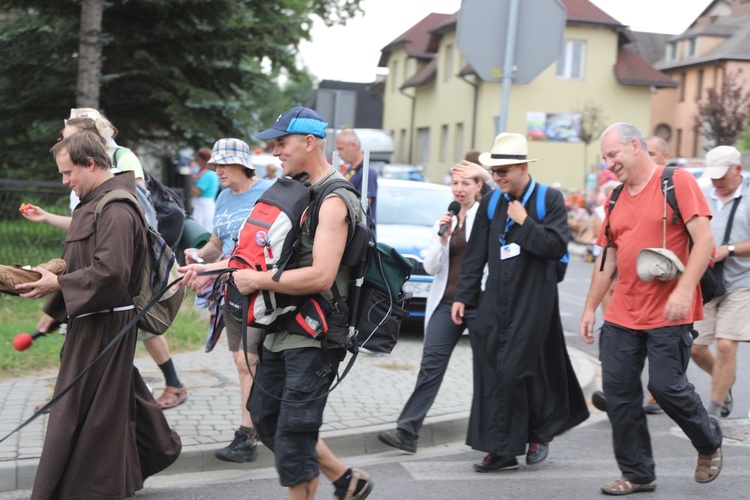 Pielgrzymi hałcnowscy na postoju w Sławkowie - 2018