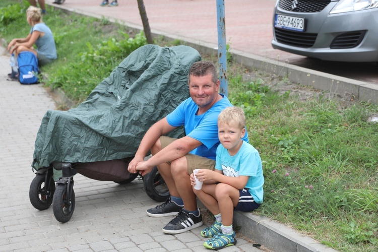 Pielgrzymi hałcnowscy na postoju w Sławkowie - 2018