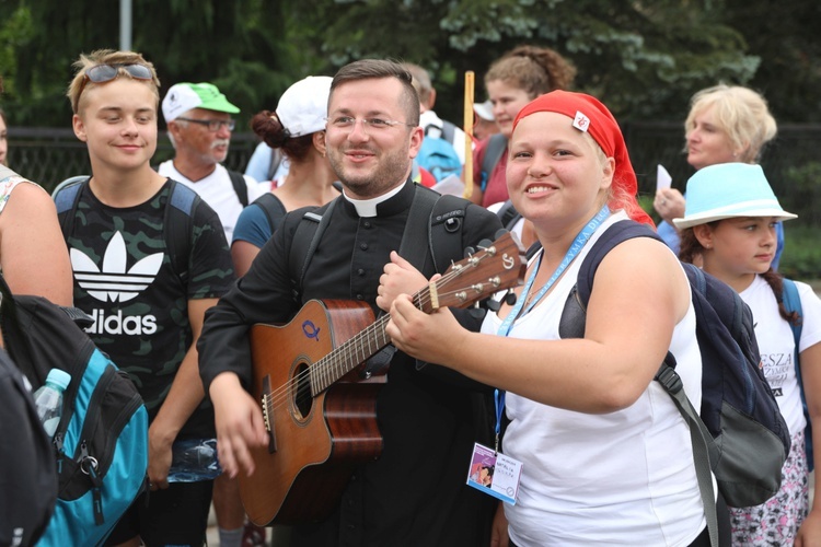 Pielgrzymi hałcnowscy na postoju w Sławkowie - 2018