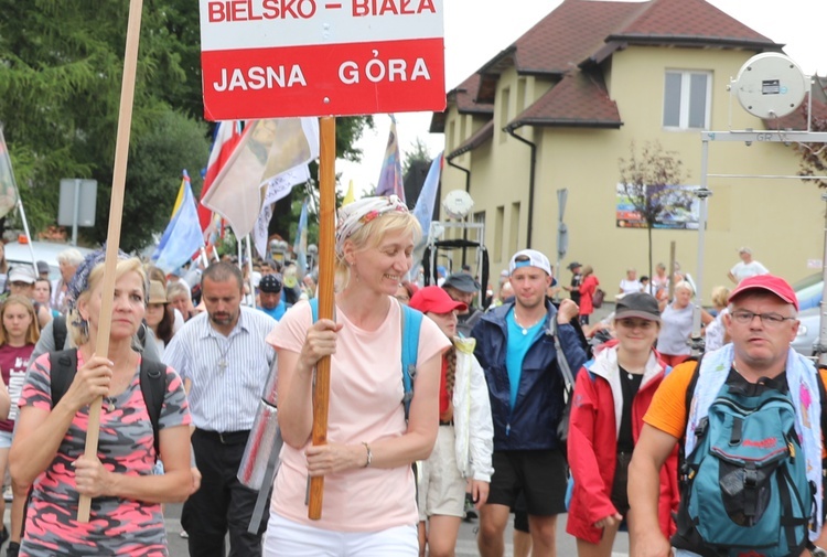 Pielgrzymi hałcnowscy na postoju w Sławkowie - 2018