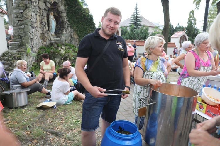 Pielgrzymi hałcnowscy na postoju w Sławkowie - 2018