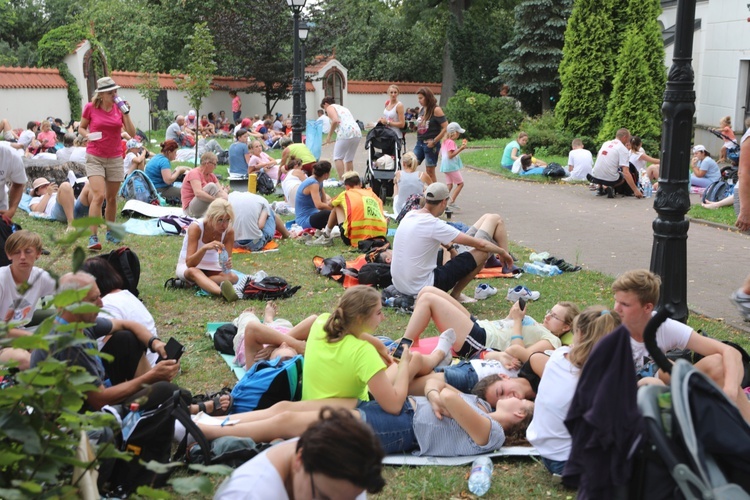 Pielgrzymi hałcnowscy na postoju w Sławkowie - 2018