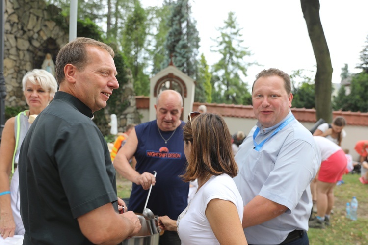 Pielgrzymi hałcnowscy na postoju w Sławkowie - 2018