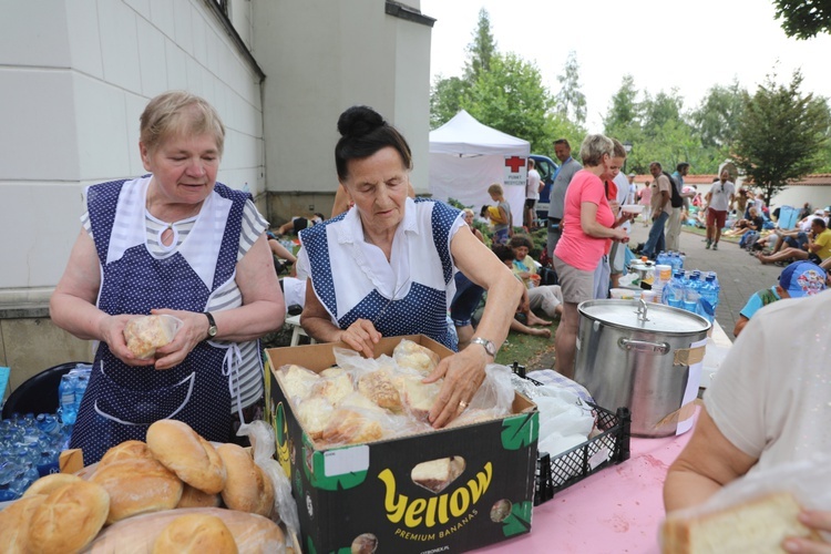 Pielgrzymi hałcnowscy na postoju w Sławkowie - 2018