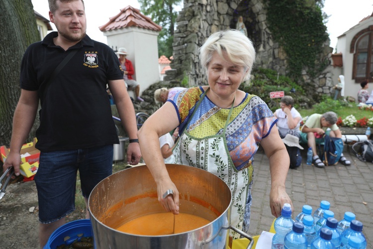 Pielgrzymi hałcnowscy na postoju w Sławkowie - 2018