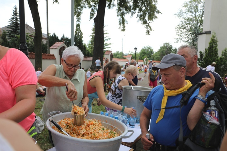 Pielgrzymi hałcnowscy na postoju w Sławkowie - 2018