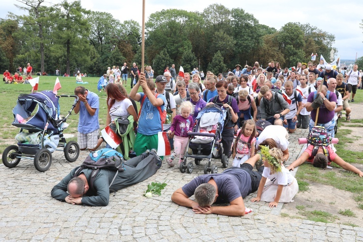 Powitanie 27. Pielgrzymki Diecezji Bielsko-Żywieckiej - grupy hałcnowskie na Jasnej Górze - 2018