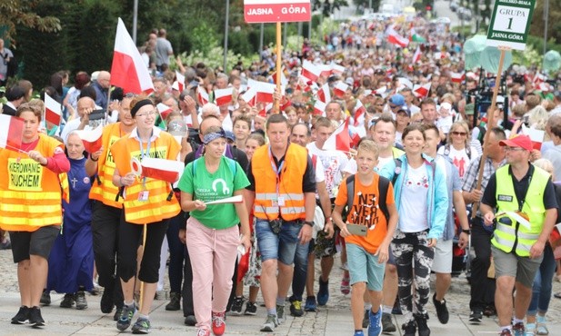 27. pielgrzymka diecezjalna dotarła do domu Matki. W bieli i czerwieni...