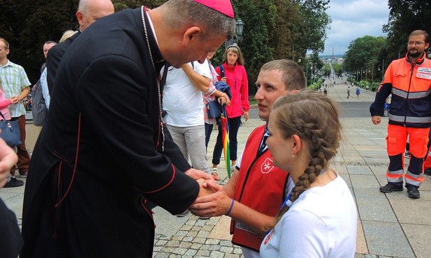 Bp Roman Pindel pobłogosławił Martę i Pawła przy wejściu na Wały Jasnogórskie