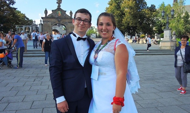 Nowożeńcy Ania i Przemek Ziaja zaręczyli się przed dwoma laty w kaplicy Cudownego Obrazu. W tym roku dziękowalii już za to jako małżeństwo