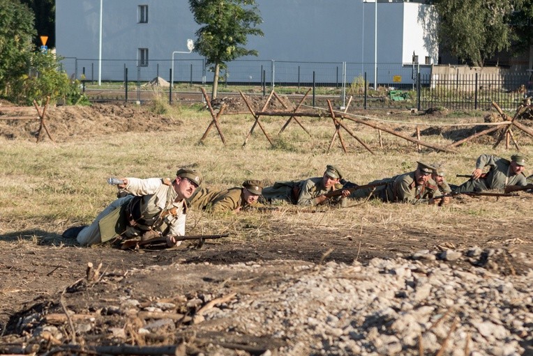 Rekonstruktorzy wcieli się w walczących żołnierzy