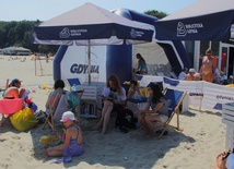 Przystań książki na plaży Śródmieście, w okolicy Muzeum Marynarki Wojennej w Gdyni