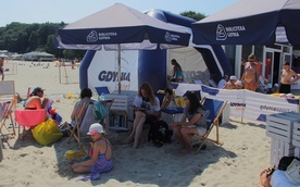 Przystań książki na plaży Śródmieście, w okolicy Muzeum Marynarki Wojennej w Gdyni