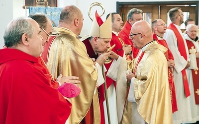 Kapłani i wierni po Mszy mieli okazję do ucałowania relikwii. 