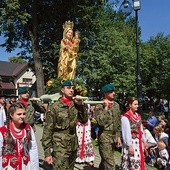 ▲	W nawiązujących do góralskiej tradycji mundurach biorą udział w uroczystościach w Ludźmierzu.