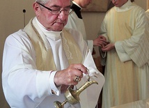 – Centralnym miejscem jest ołtarz eucharystyczny. To szczególna Golgota. To serce domu Bożego – podkreślił metropolita. Na zdjęciu moment namaszczenia ołtarza u św. Józefa.