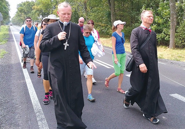 Na pielgrzymim szlaku warsztatowych nauczycieli odwiedził bp Piotr Turzyński, delegat Konferencji Episkopatu Polski do spraw duszpasterstwa nauczycieli. A oni zanucili: „Już was witam, siostry, bracia, księża, przyjaciele. Póki zapał w duszy ostał, pójdziemy znów śmiele”.