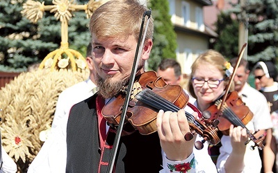 ▲	Kolorowe, ludowe dożynki w Powsinie co roku przyciągają mieszkańców całej Warszawy.