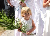 Tradycyjna procesja z udziałem dziewcząt i kobiet.