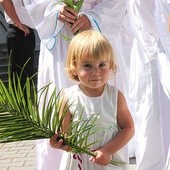 Tradycyjna procesja z udziałem dziewcząt i kobiet.