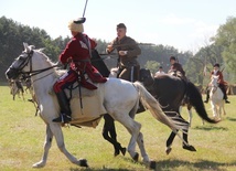 Przygotowane z rozmachem historyczne widowiska przybliżają klimat walk z bolszewikami, toczonych pod Ossowem w 1920 r. 