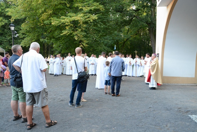 Pielgrzymkowa Eucharystia i tablica pamięci ks. Grzywocza