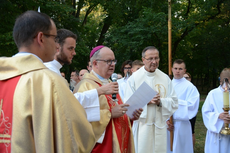 Pielgrzymkowa Eucharystia i tablica pamięci ks. Grzywocza