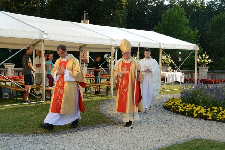 Pielgrzymkowa Eucharystia i tablica pamięci ks. Grzywocza