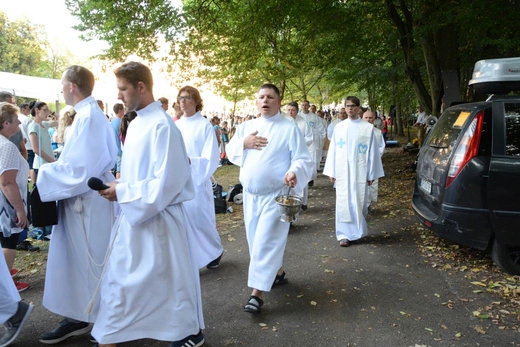 Pielgrzymkowa Eucharystia i tablica pamięci ks. Grzywocza