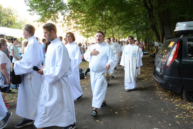 Pielgrzymkowa Eucharystia i tablica pamięci ks. Grzywocza