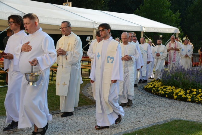 Pielgrzymkowa Eucharystia i tablica pamięci ks. Grzywocza