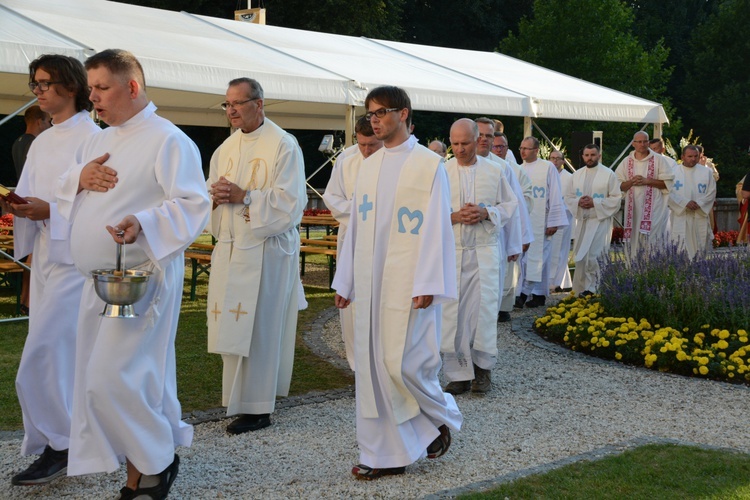 Pielgrzymkowa Eucharystia i tablica pamięci ks. Grzywocza