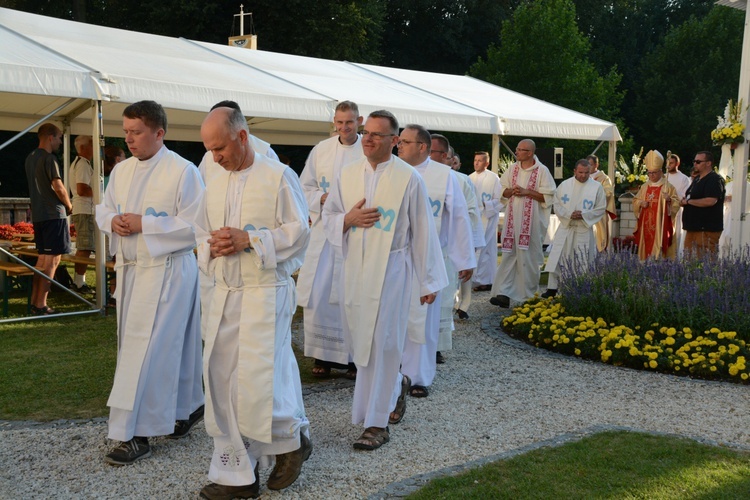 Pielgrzymkowa Eucharystia i tablica pamięci ks. Grzywocza