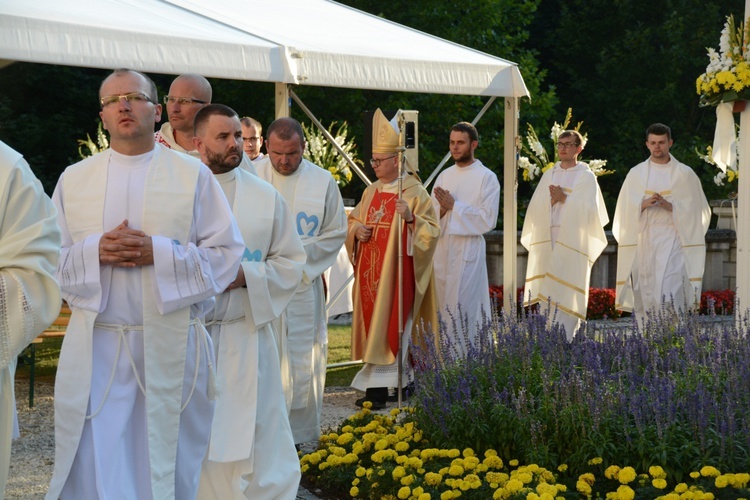 Pielgrzymkowa Eucharystia i tablica pamięci ks. Grzywocza