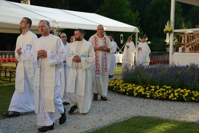 Pielgrzymkowa Eucharystia i tablica pamięci ks. Grzywocza