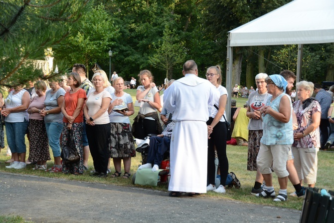 Pielgrzymkowa Eucharystia i tablica pamięci ks. Grzywocza