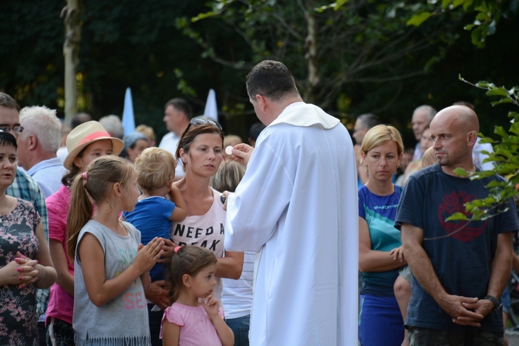 Pielgrzymkowa Eucharystia i tablica pamięci ks. Grzywocza