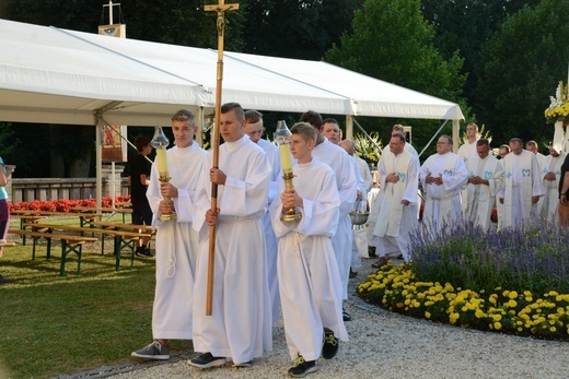 Pielgrzymkowa Eucharystia i tablica pamięci ks. Grzywocza