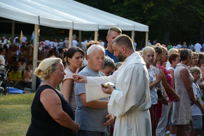 Pielgrzymkowa Eucharystia i tablica pamięci ks. Grzywocza