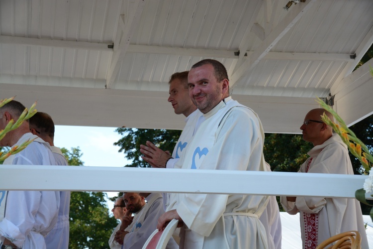 Pielgrzymkowa Eucharystia i tablica pamięci ks. Grzywocza