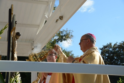 Pielgrzymkowa Eucharystia i tablica pamięci ks. Grzywocza