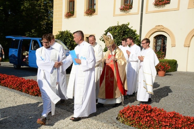 Pielgrzymkowa Eucharystia i tablica pamięci ks. Grzywocza