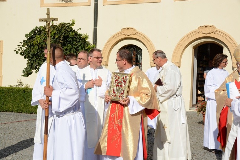 Pielgrzymkowa Eucharystia i tablica pamięci ks. Grzywocza