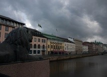 Dziesiątki samochodów podpalono w nocy w szwedzkim Goeteborgu