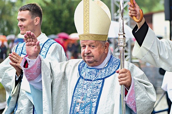 ▲	W obchodach jubileuszowych wziął także udział kard. Stanisław Dziwisz.