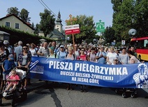 ▲	Grupy bielsko-żywieckie przy sanktuarium maryjnym w Hałcnowie.